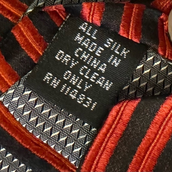 🍁SALE🍁PAUL DIONE Vintage Black and Red Stripes All Silk Necktie - Picture 7 of 9